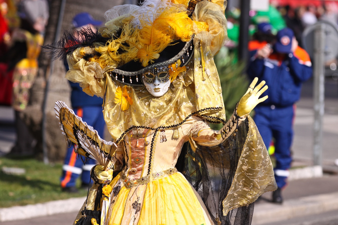 Žena v masce při karnevalu v Nice