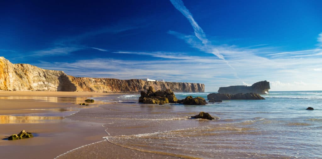 Portugalsko - písečná pláž Praia do Tonel v Sagres