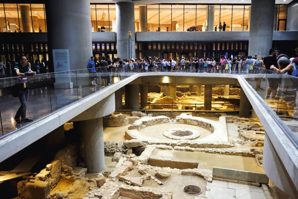 Nové Akropolské muzeum - pohled na vykopávky starověkých staveb přímo v interiéru muzea