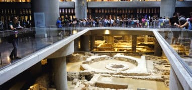 Nové Akropolské muzeum - pohled na vykopávky starověkých staveb přímo v interiéru muzea