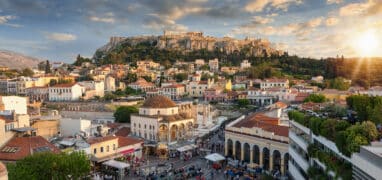 Atény - Náměstí Monastiraki s skropolí v pozadí