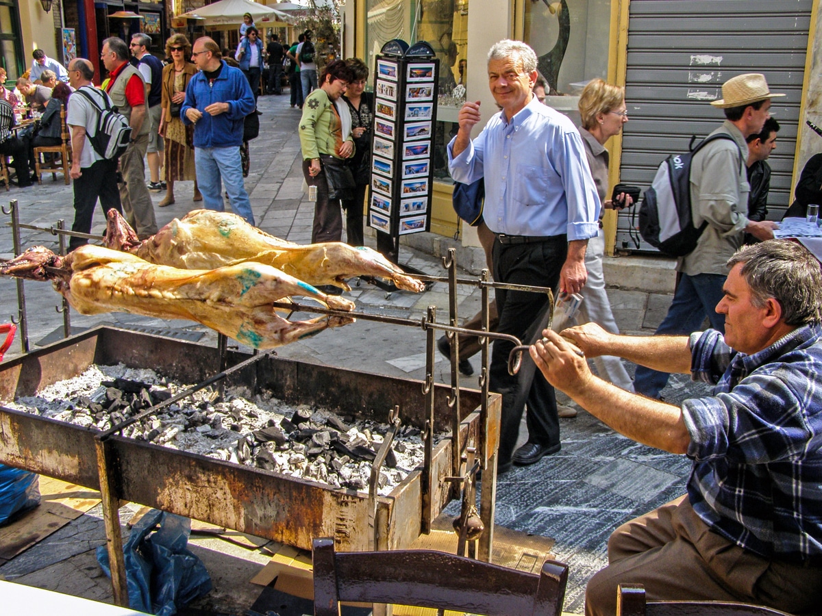Atény - grilování jehněte na ulici během Velikonoc