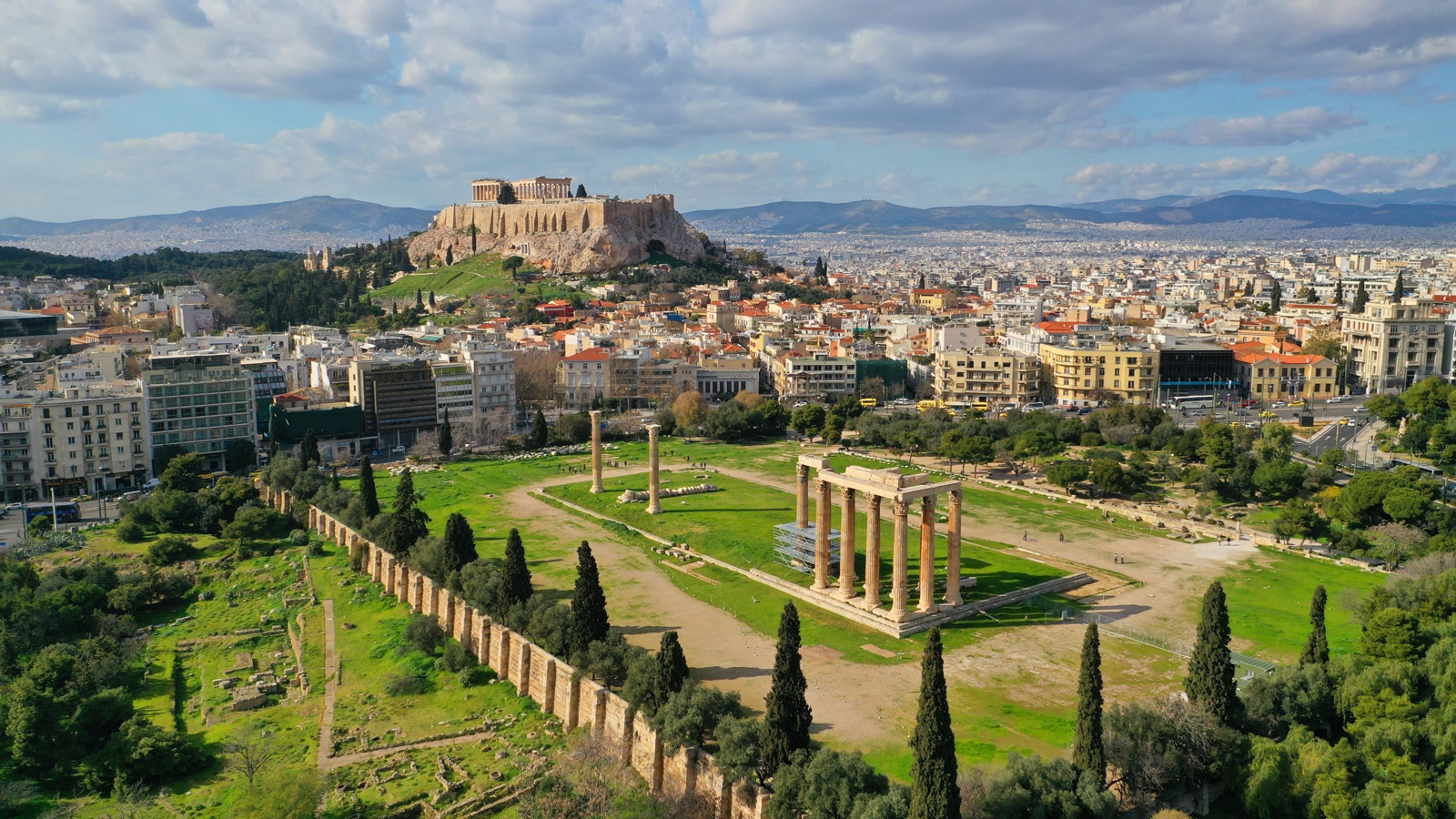 Celkový pohled na ruiny chrámu Dia Olympského v Aténách