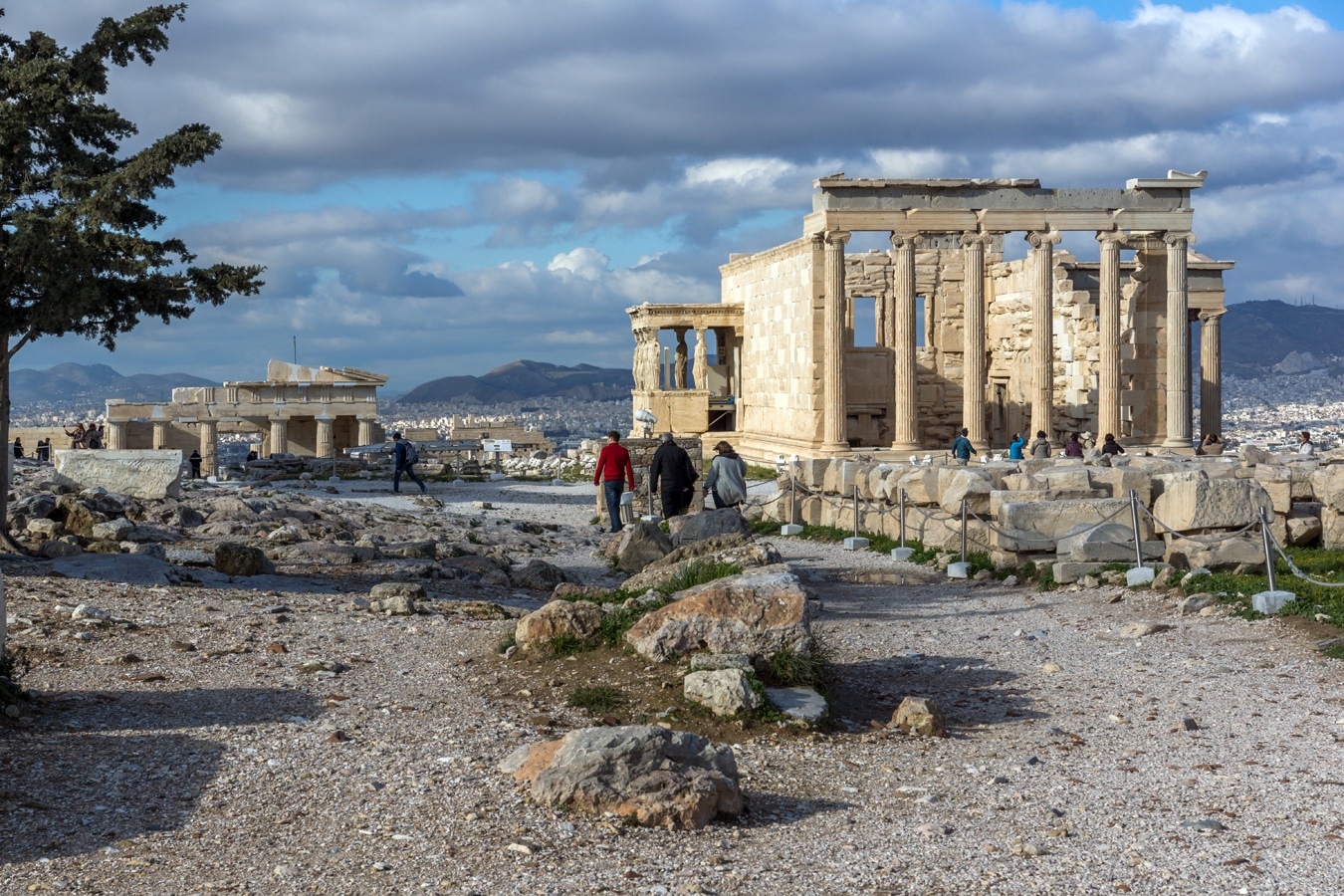 Erechtheion se slavnou předsíní karyatid, vzadu vlevo východní průčelí propylají