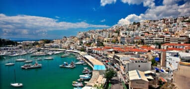 Pireus - zakotvené lodě v přístavu Mikrolimano se čtvrtí Kastella