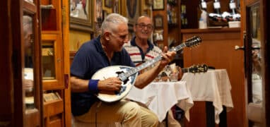 Hráči na buzuky v aténské taverně