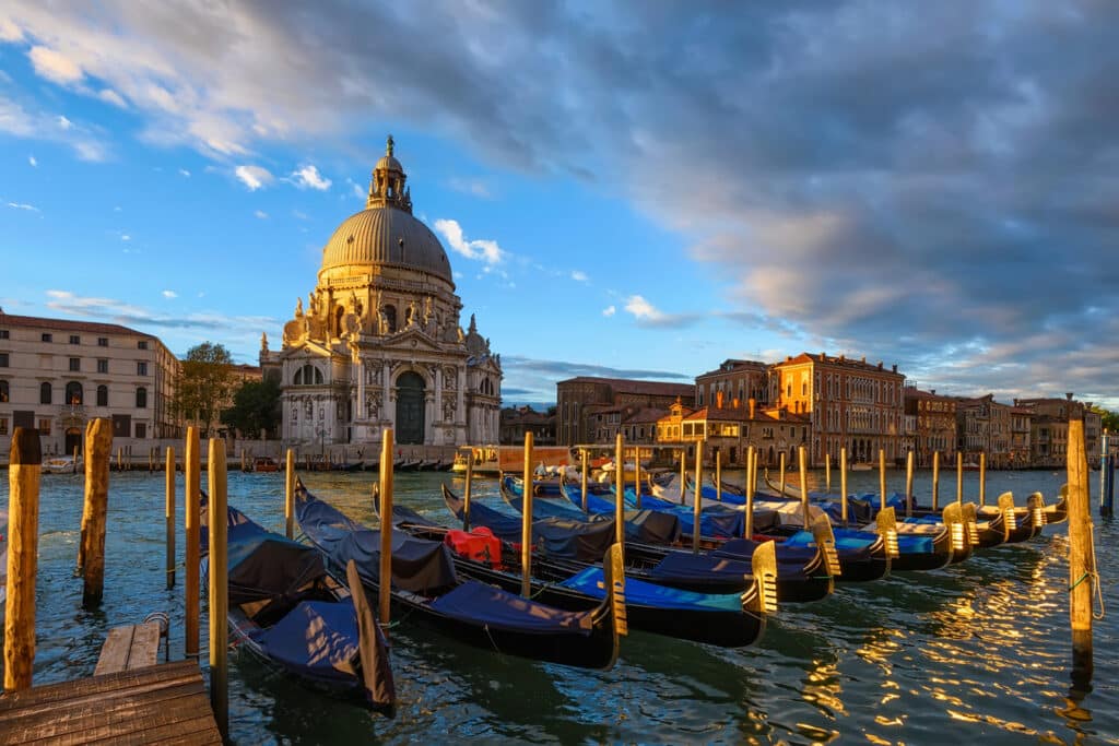Benátky - Canal Grande, v pozadí barokní chrám Santa Maria della Salute