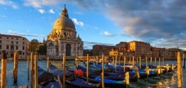 Benátky - Canal Grande, v pozadí barokní chrám Santa Maria della Salute