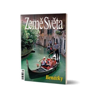 Benátky - turisté při projíždce gondolou na kanálech