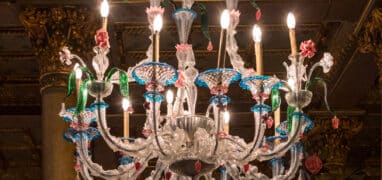 Typický benátský lustr ciocca zdobený květy ve vstupní hale hotelu Danieli v Benátkách