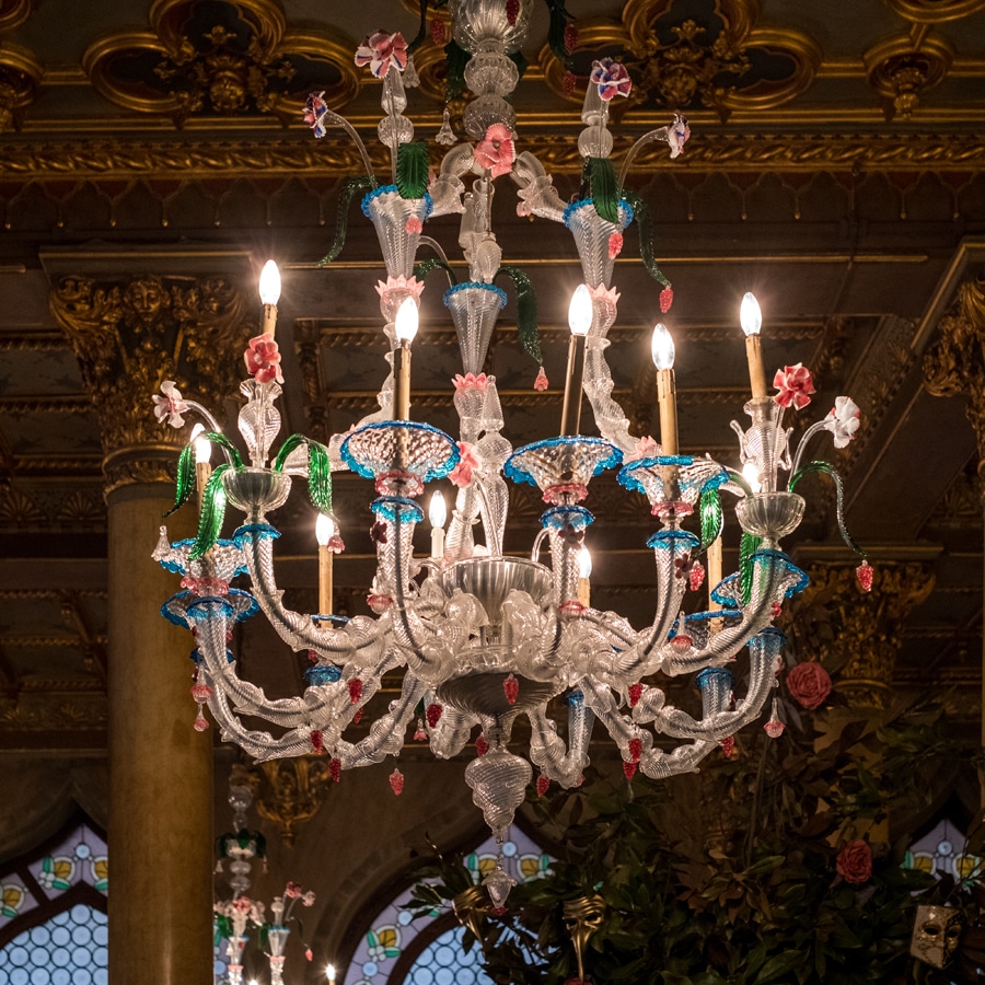 Typický benátský lustr ciocca zdobený květy ve vstupní hale hotelu Danieli v Benátkách