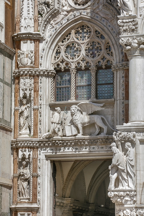 Goticka brána Porta della Carta (Papírová brána) - Dóžecí palác v Benátkách