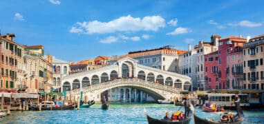 Ponte di Rialto na Canal Grande v Benátkách