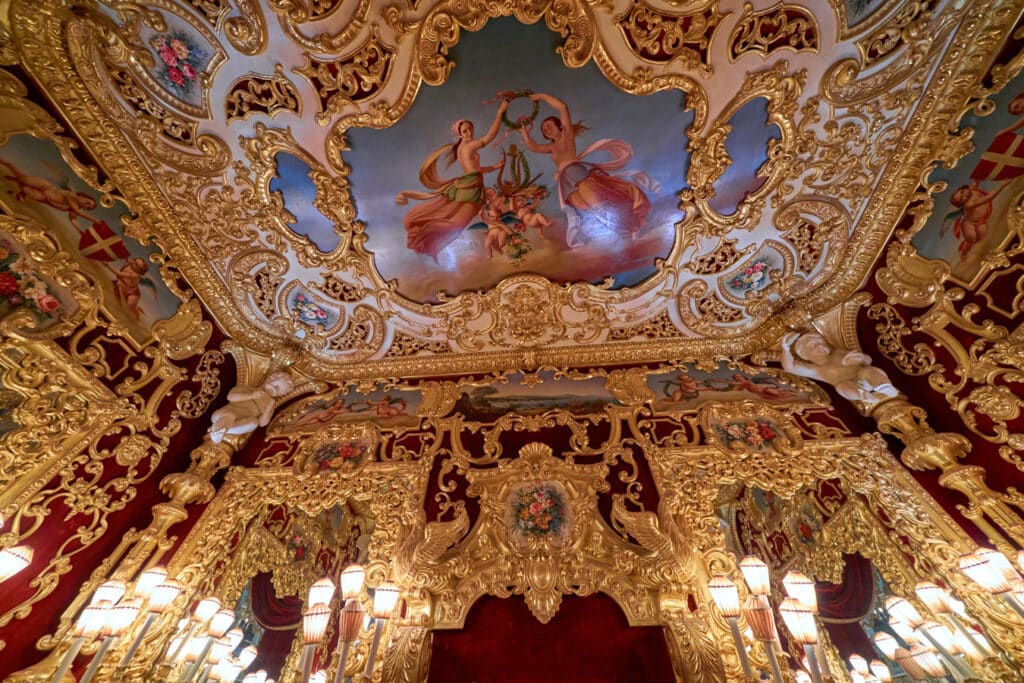 Interiér divadla La Fenice v Benátkách