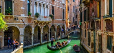 Gondola s turisty na kanálu v Benátkách