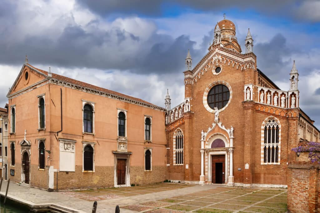Průčelí kostel Madonna dell‘Orto v Benátkách