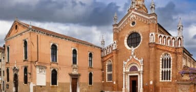 Průčelí kostel Madonna dell‘Orto v Benátkách