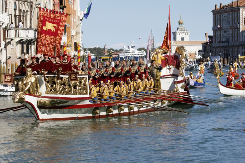 Regata storica v Benátkách - loď Serenissima, největší z dochovaných historických benátských lodí