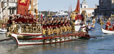Regata storica v Benátkách - loď Serenissima, největší z dochovaných historických benátských lodí