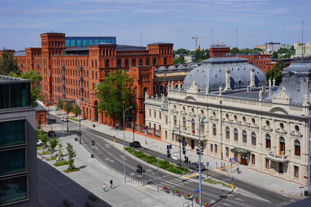 Areál Manufaktury v Lodži s paláce Izraele Poznańského vpopředí