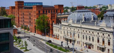 Areál Manufaktury v Lodži s paláce Izraele Poznańského vpopředí