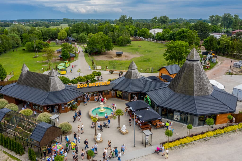 Dronový pohled na vstupní bránu Zoo Borysew v Polsku