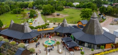 Dronový pohled na vstupní bránu Zoo Borysew v Polsku