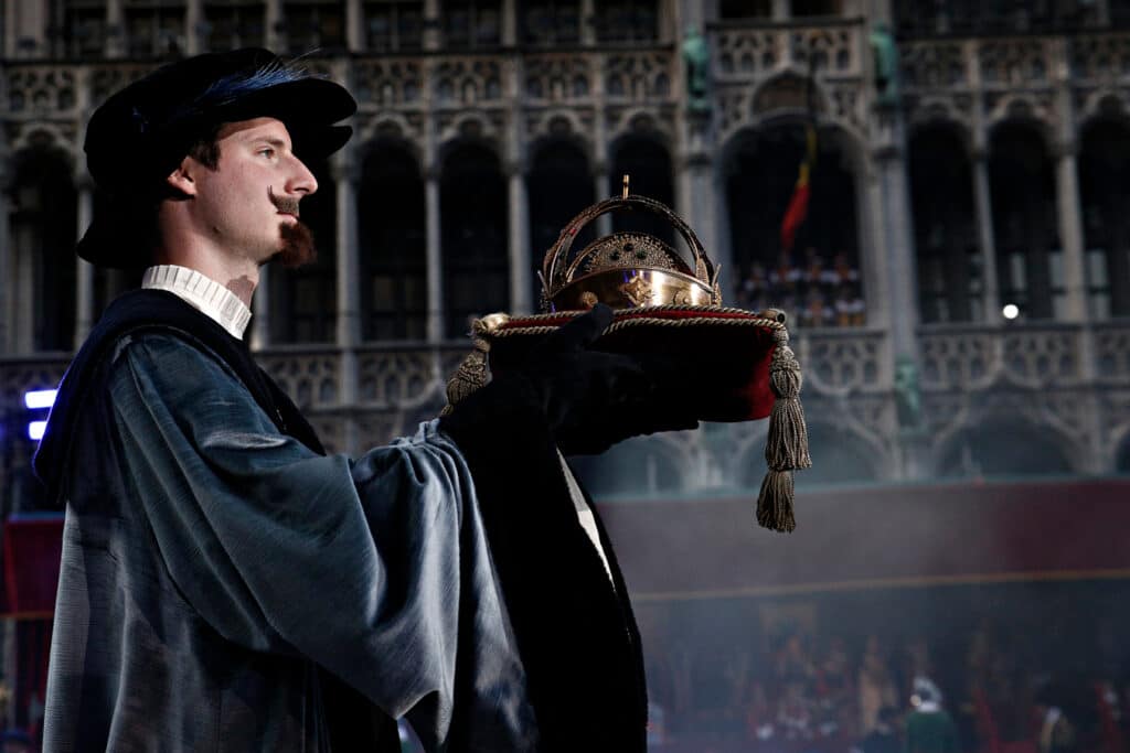 Zakončení průvodu Ommegang v Bruselu na náměstí Grand-Place