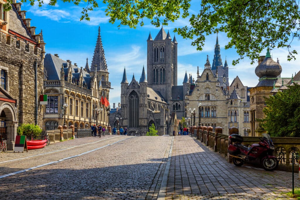 Středověké centrum Gentu - most přes řeku Leie s kostele sv. Mikuláše v pozadí