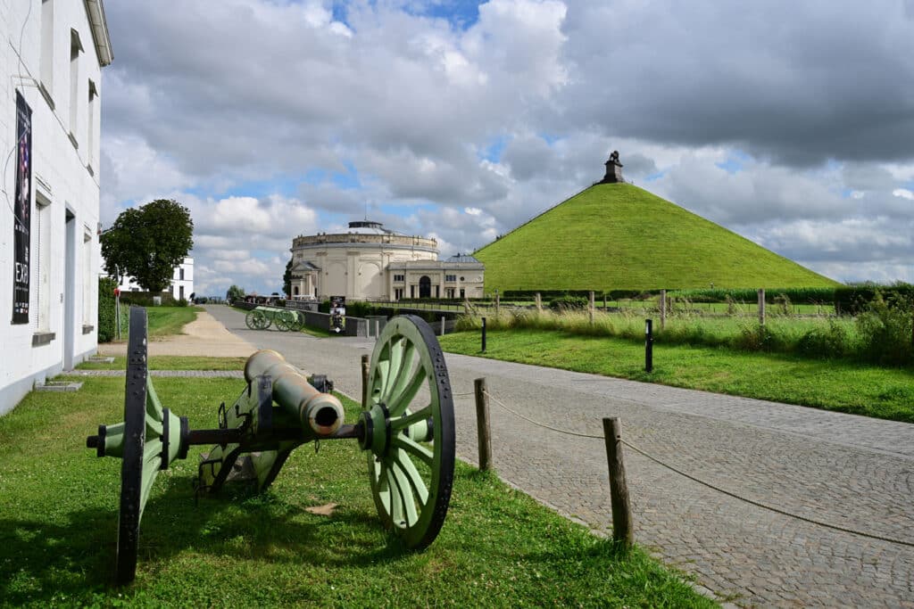 Památní bitvy u Waterloo - Lví pahorek a koridor vedoucí ke vstupu do nové podzemní expozice Memorial 1815