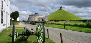 Památní bitvy u Waterloo - Lví pahorek a koridor vedoucí ke vstupu do nové podzemní expozice Memorial 1815