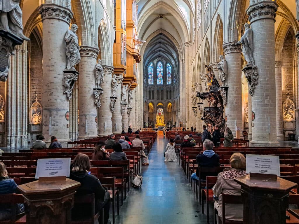 Katedrála svatého Michaela archanděla a svaté Guduly - pohled do lodi směrem k chóru