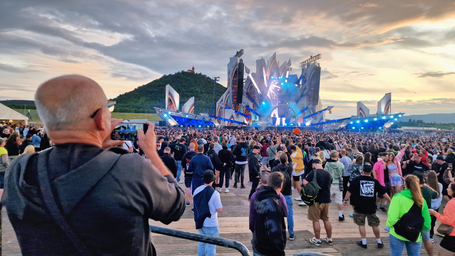 Festival Let It Roll na jeře Most. Pohled na hlavní stage v podvečer