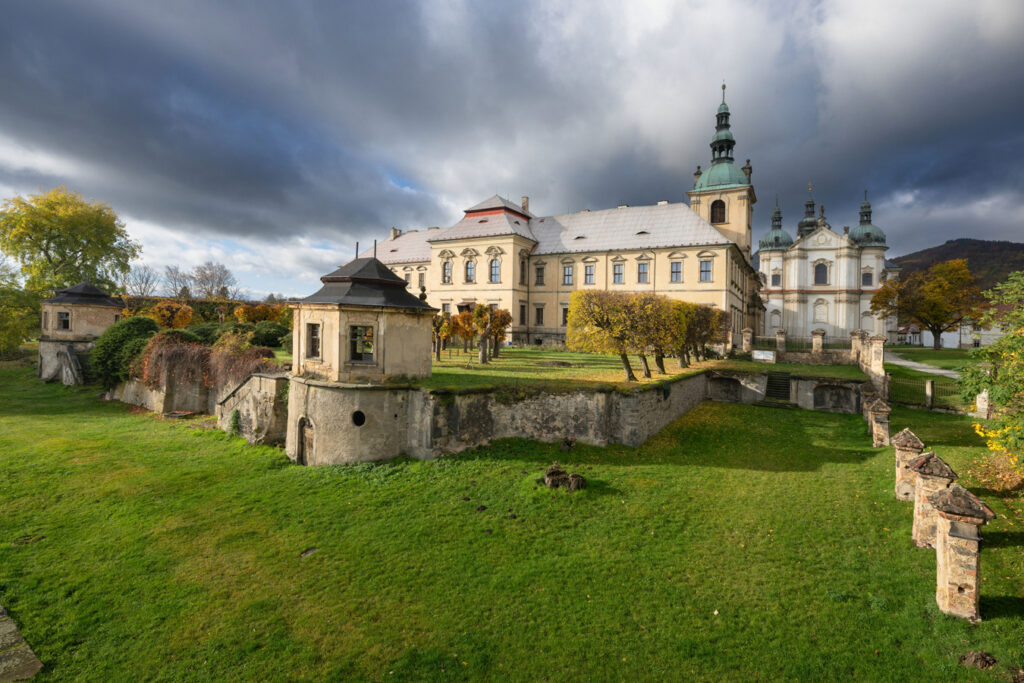 Osecký klášter - Pohled z opatské zahrady na terasu s pavilonky, východní křídlo prelatrury a východní průčelí klášterního kostela