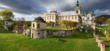 Osecký klášter - Pohled z opatské zahrady na terasu s pavilonky, východní křídlo prelatrury a východní průčelí klášterního kostela