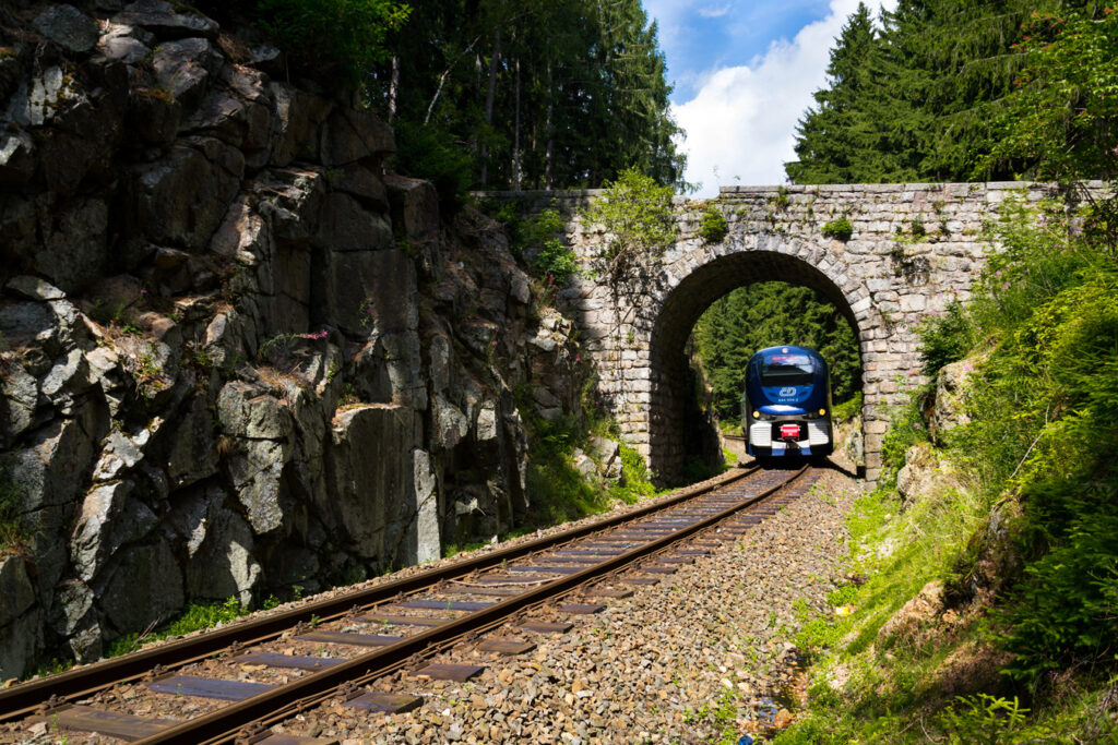 Krušnohorský semmering - vlak pod tzv. Ovčím mostem u Nejdku v Krušných horách