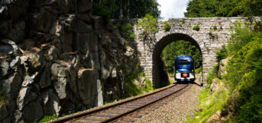 Krušnohorský semmering - vlak pod tzv. Ovčím mostem u Nejdku v Krušných horách