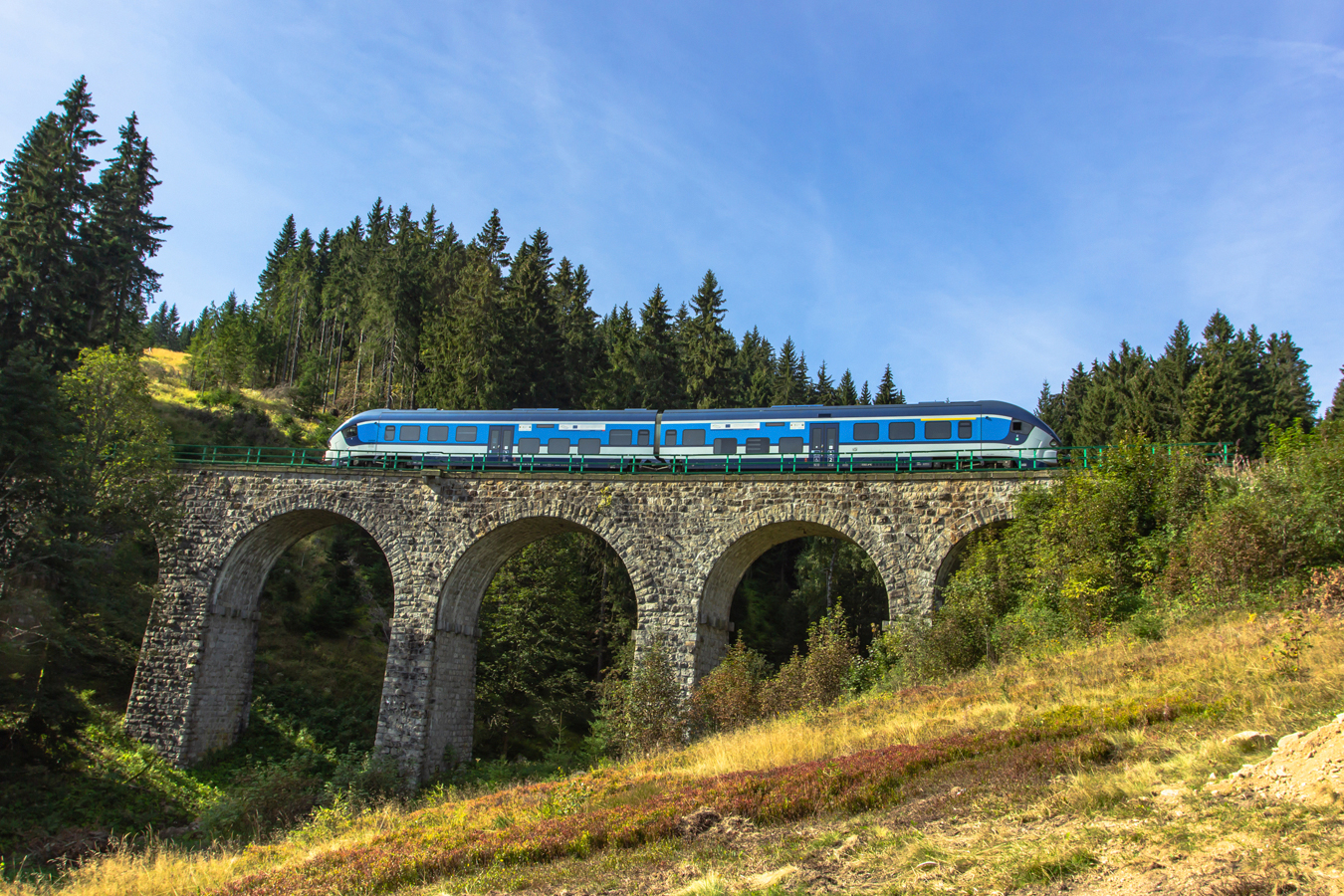 Těsně před stanicí Pernink přejíždí vlak po šestiobloukovém viaduktu, který byl postaven v letech 1898–1899