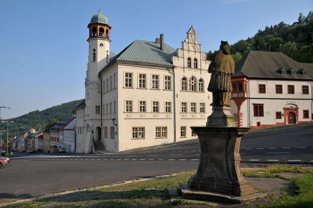 Jáchymov - radnice (vlevo) a někdejší královská mincovna