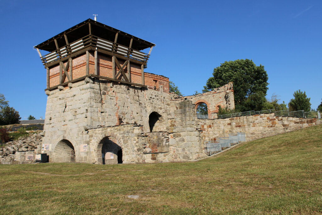 Rudné hory - opravená historická vysoká pec v Šindelové sloužící jako rouhledna