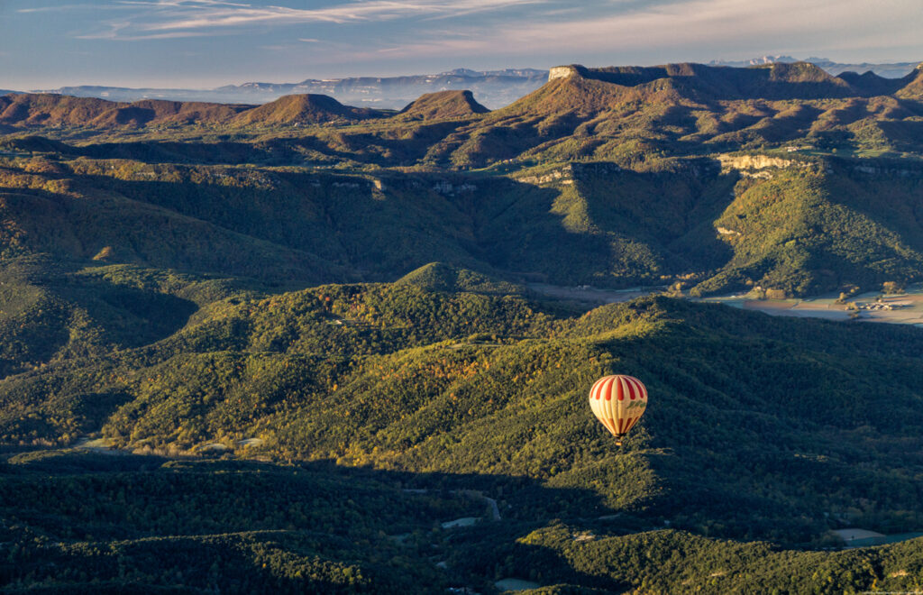 Pohled na krajinu La Garrotxa z horkovzdušného balonu
