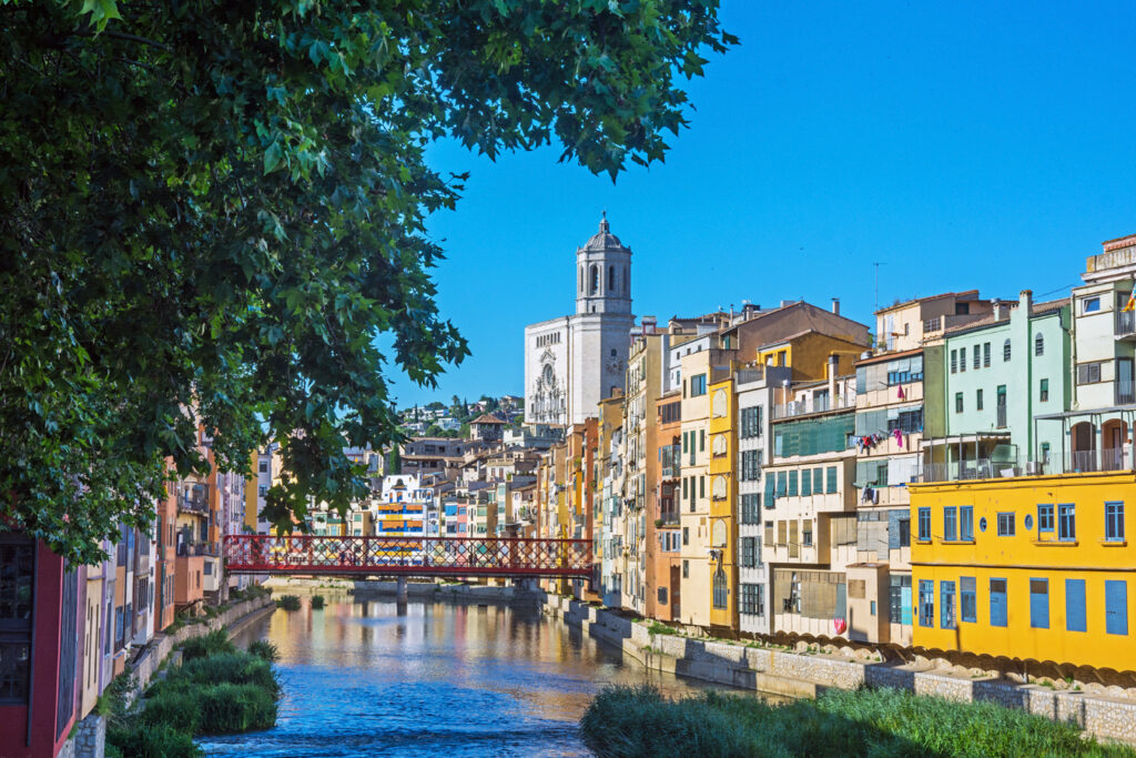 Město Girona - stará část města s řekou Onyar a katedrálou Panny Marie