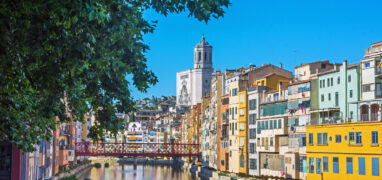 Město Girona - stará část města s řekou Onyar a katedrálou Panny Marie