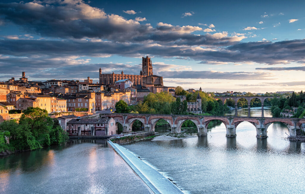 Albi - pohled na staré město s katedrálou a románským mostem přes řeku Tarn
