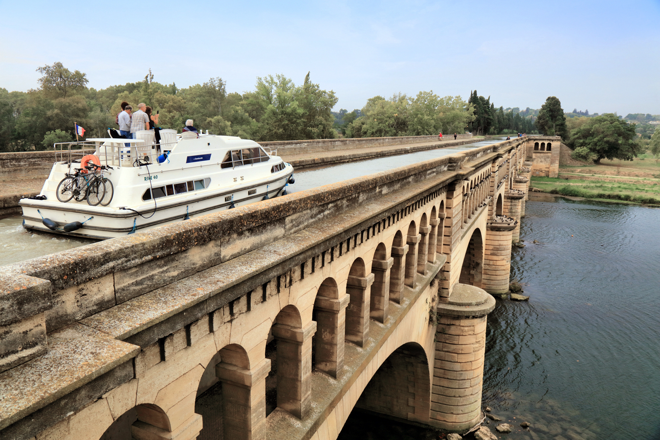 Most na Canal du Midi na jižním okraji Bézieres přes řeku Orb