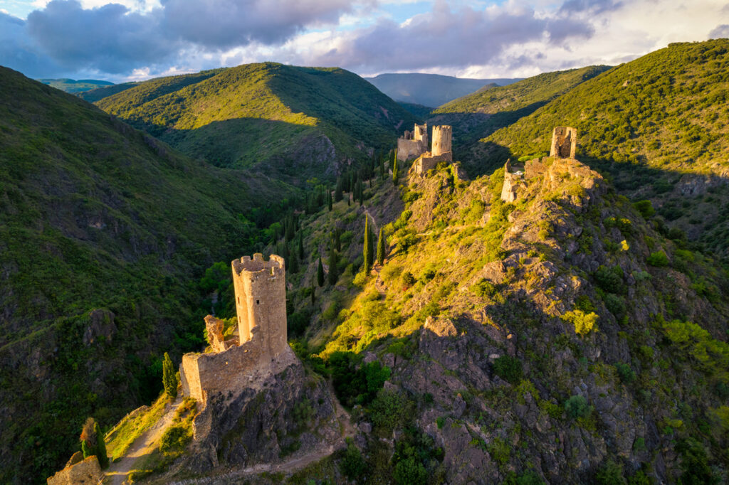 Čtveřice hradů na jednom horském hřebenu nad vesnicí Lastours