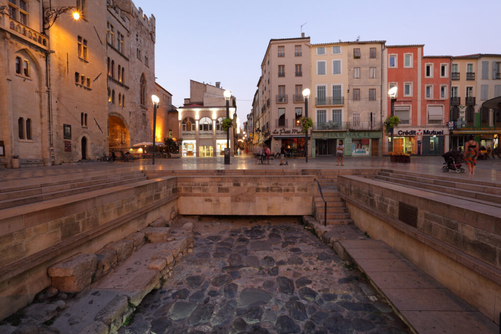 Odkrytý úsek antické via Domitia před arcibiskupským palácem v Narbonne