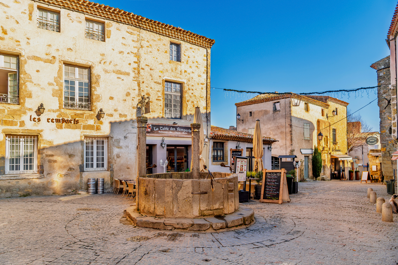 Středověká kašna na Place du Gran Puits v Cité de Carcassonne
