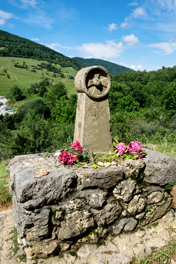 Stará kamenná značka vyznačující cestu k Montséguru