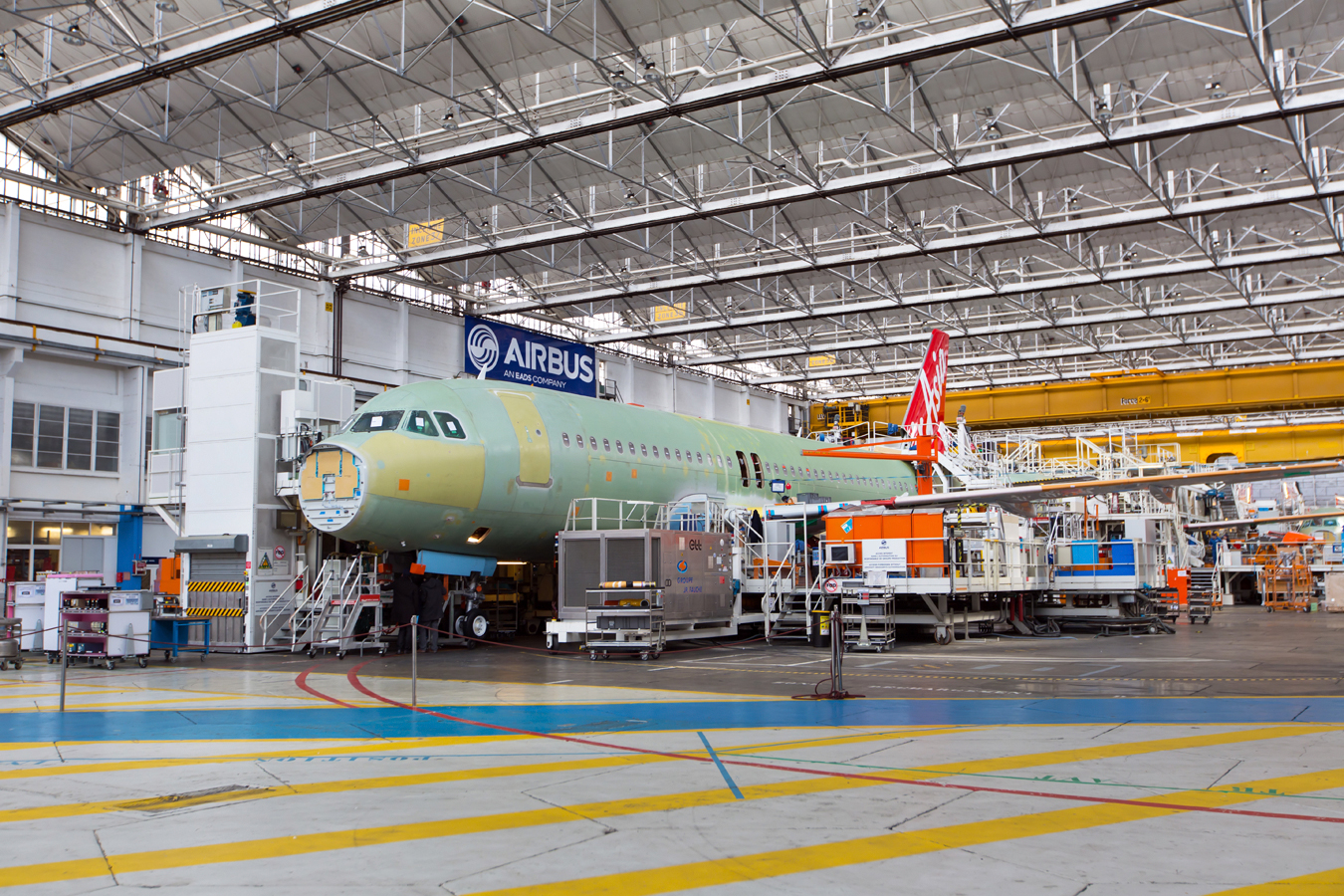 Pohled na výrobu Airbusu v podnikové hale Airbus Industrie v Toulouse